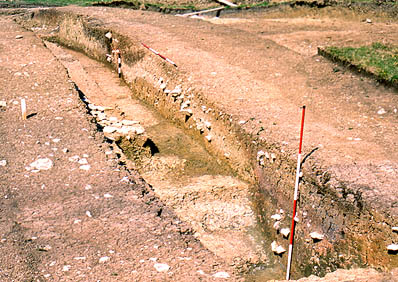 Section across the front of the bank and deposits on the berm, including the ditch (period 4)
