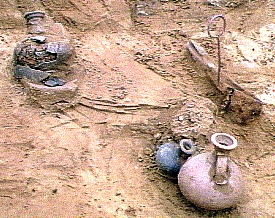 Tombe cinéraire
 contenant plusleurs urnes et des ciseaux en fer.