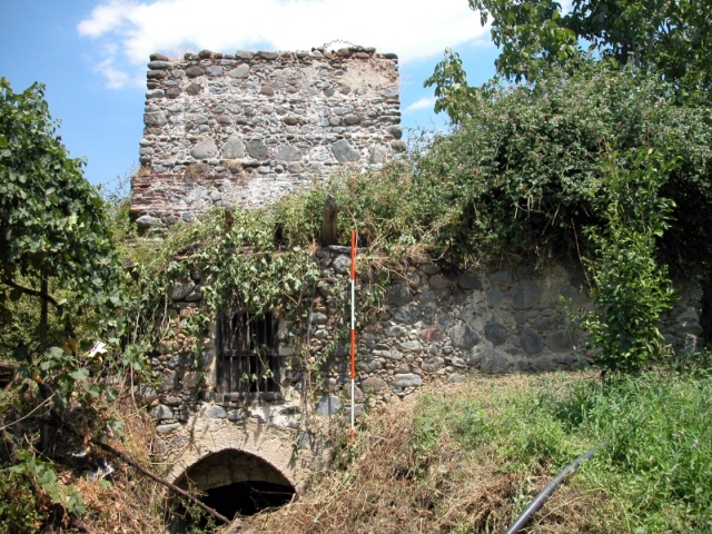 Figure 22: Water mill of Lachistos (BU0070), 800m south-east of Agroladhou. Penstock behind; grinding room through window; wheel room through arch. Photograph: Chris Parks.