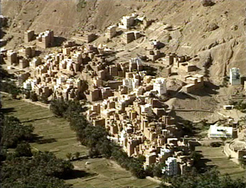 Image of a mud brick village in the wadi Do'an.
