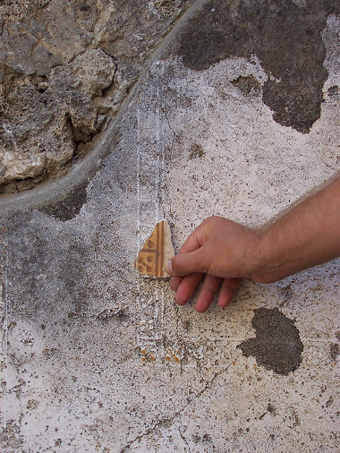 Comparing a fragment of excavated plaster with extant wall decoration