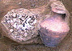 Pile d'ossements à côté d'une petite urne