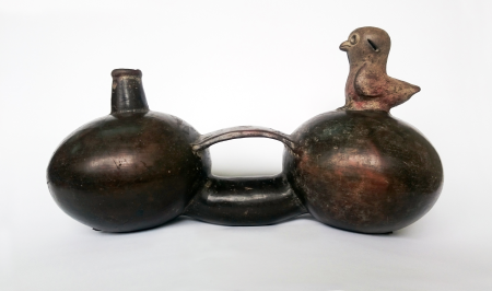 Double ellipsoide ornithomorph bottle with a whistle of the Chorrera-Bahía culture, located in the Archaeological Reserve of Ministry of Cultura in the city of Quito-Ecuador. Photograph Mónica Ayala.