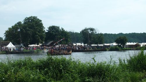 Visitors observing long boats arriving at the Slavs and Vikings' Centre Wolin – Jomsborg – Vineta in north-western Poland, July 2013, © Agata Byszewska.