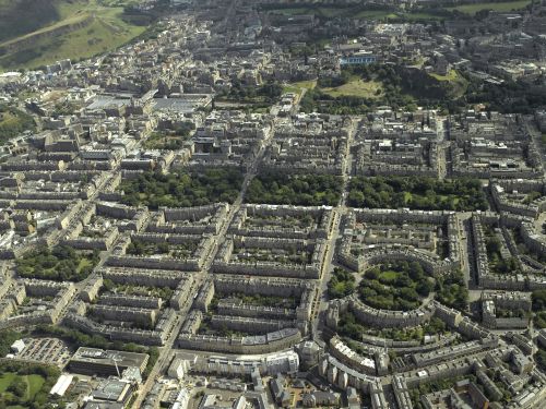 Aerial view of the New Towns of Edinburgh, taken from the north in 2007, looking across to the Castle and Old Town © Historic Environment Scotland